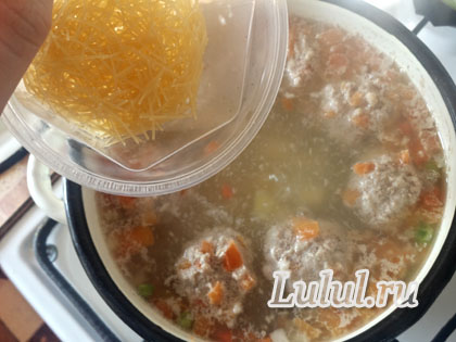 Детский суп с фрикадельками, лапшой, болгарским перцем и перепелиными яйцами