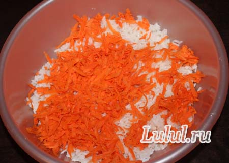 Рассыпчатый постный рис в духовке с морковью и сухофруктами в горшочках. Рецепт с фото
