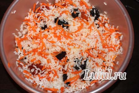 Рассыпчатый постный рис в духовке с морковью и сухофруктами в горшочках. Рецепт с фото