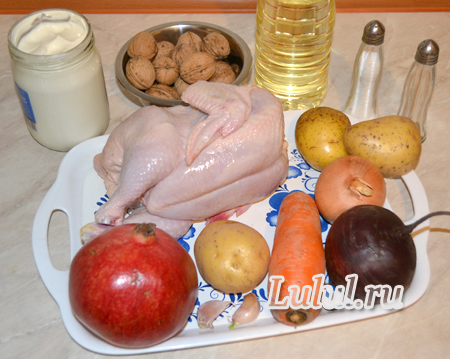 Салат «Гранатовый браслет» с курицей и орехами рецепт