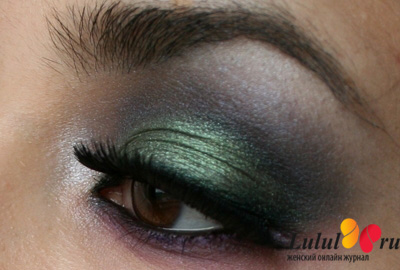 Вечерний макияж глаз для брюнеток с зелеными тенями металлик 