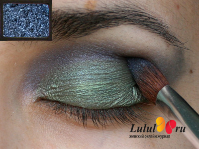 Вечерний макияж глаз для брюнеток с зелеными тенями металлик 