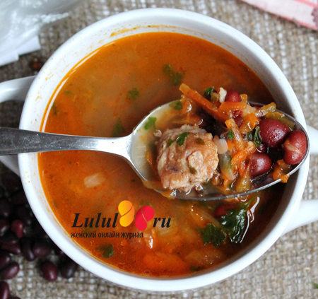 Фасолевый суп из красной фасоли с жареными колбасками и чесноком фото