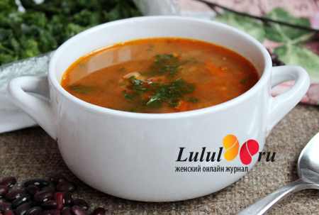 Фасолевый суп из красной фасоли с жареными колбасками и чесноком
